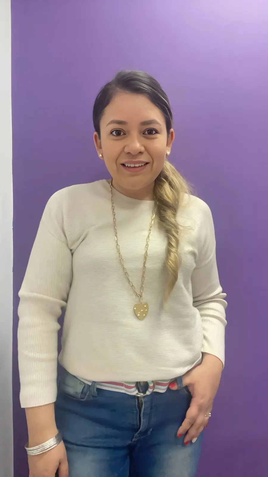 Retrato profesional de Ginna Vargas, consultora estratégica, con fondo morado