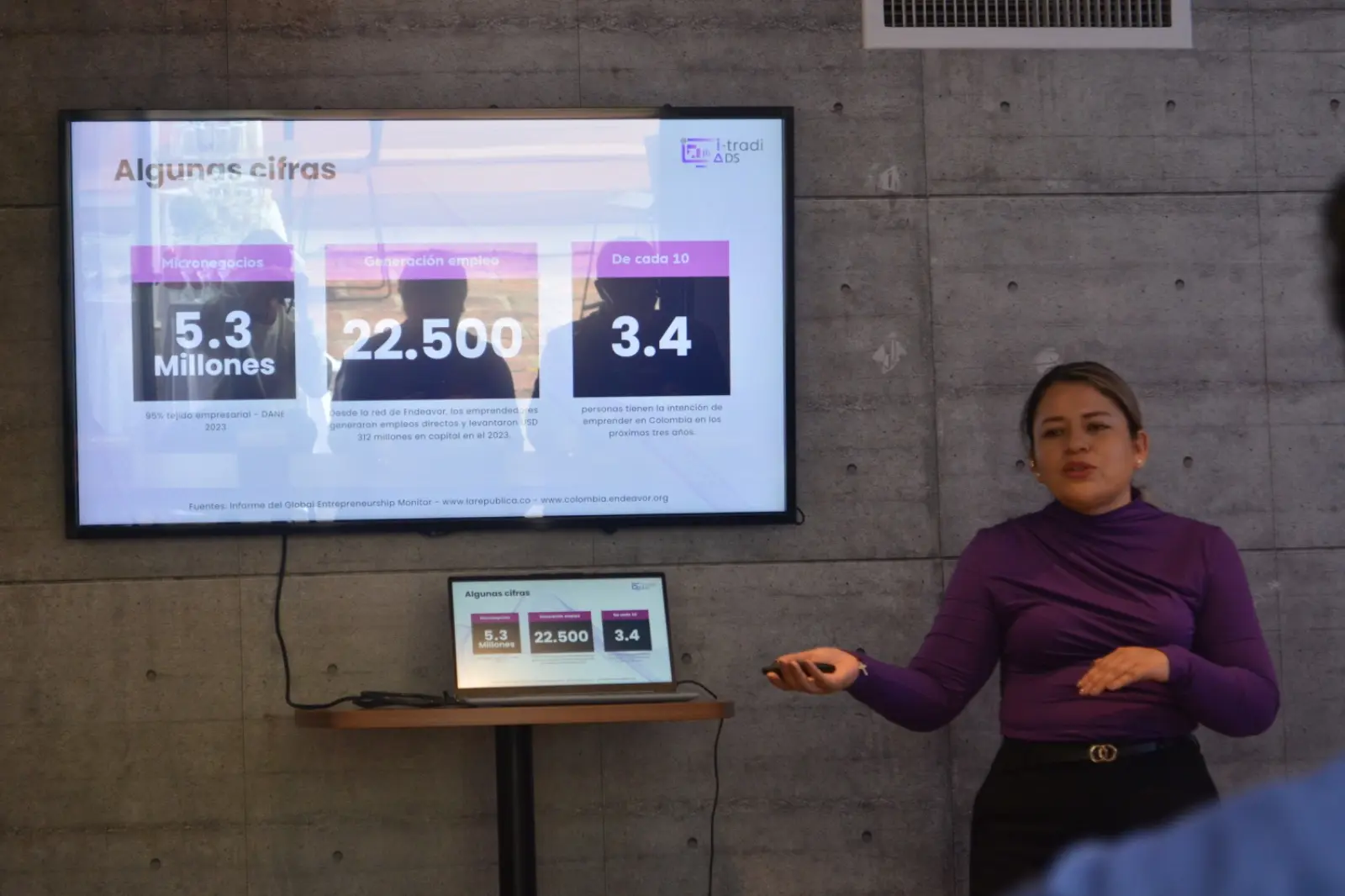 Ginna Vargas presentando cifras durante una sesión de formación ejecutiva