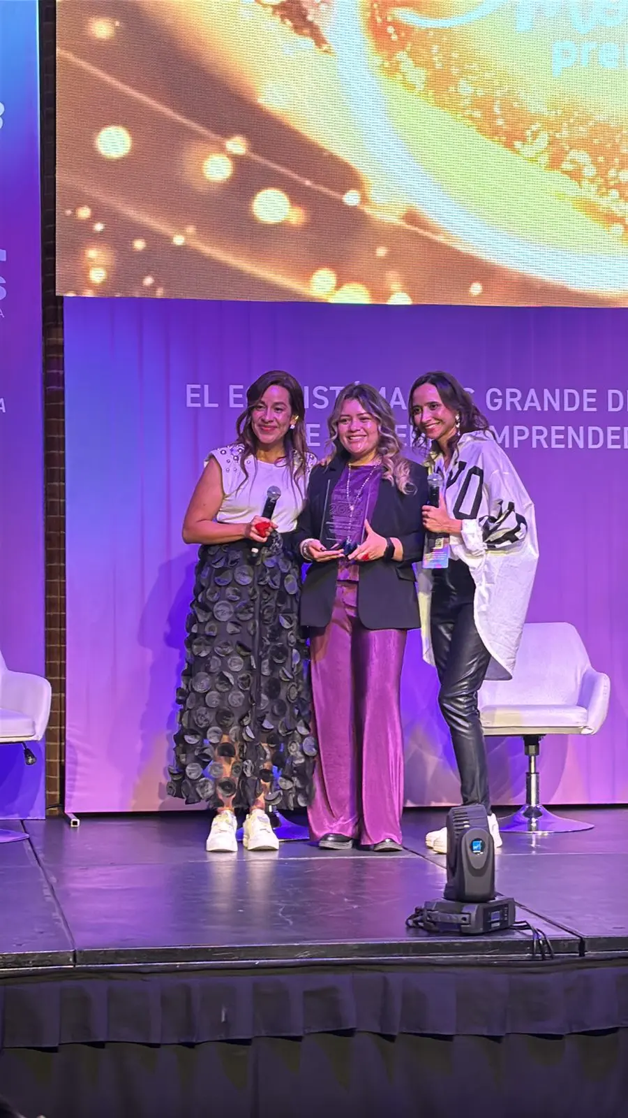 Ginna Vargas recibiendo un reconocimiento por innovación y emprendimiento