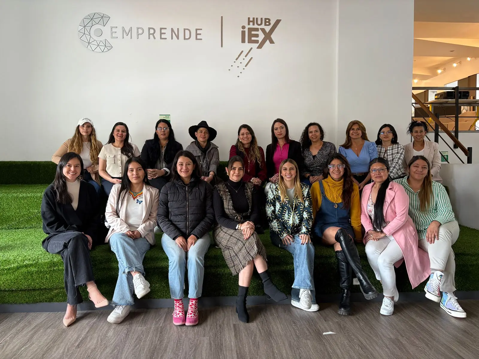 Ginna Vargas junto a participantes del programa Academy for Women Entrepreneurs AWE
